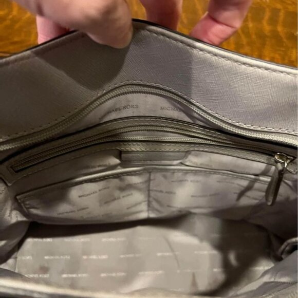 Michael Kors Saffiano Leather Tote in Excellent‎ Condition! - Picture 6 of 10